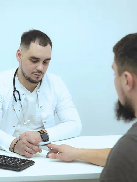 Врач за столом с пациентом